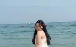 被吊起来张开腿供人玩弄